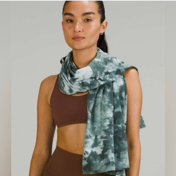 LIKE NEW Lululemon Nulu Customizable Snap Scarf - Picture 1 of 2